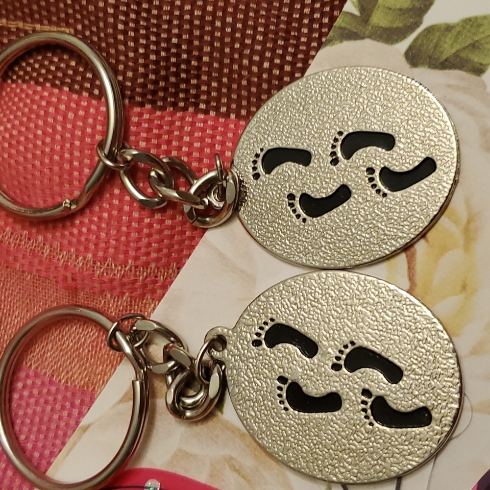 2 Footprints 👣 Keychains - Picture 2 of 6